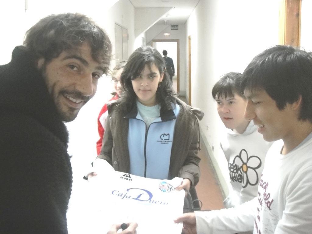 Marcos Márquez firmando la camiseta de la UDS